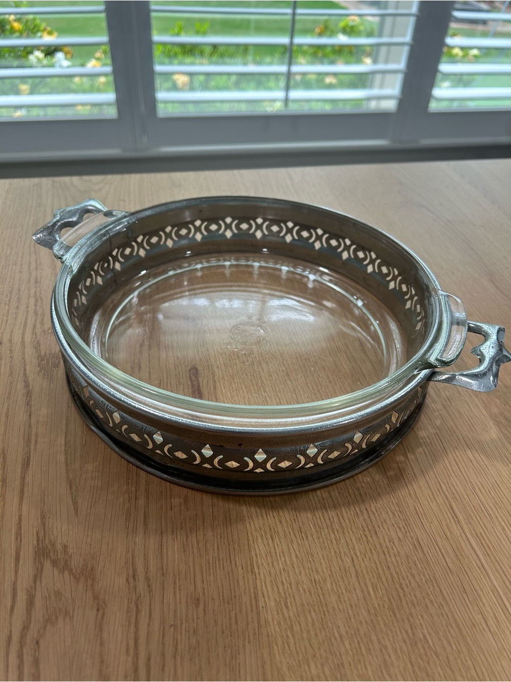 Vintage Pyrex Round Casserole Dish with metal holder - Picture 1 of 11